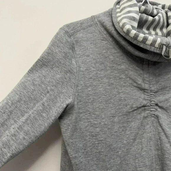 Lululemon In A Cinch Long Sleeve Pullover Sweater Reversible Grey Women's Medium - Picture 6 of 15